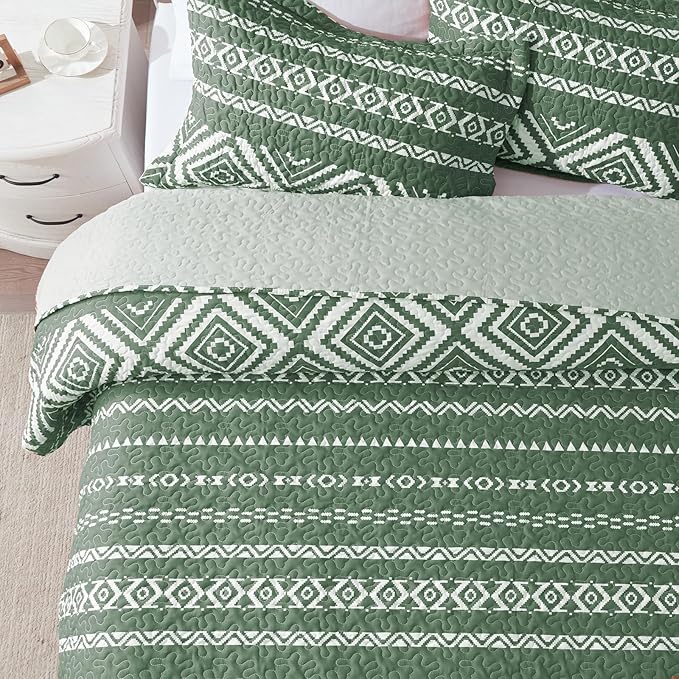 LEAONME 3 Pieces King Size Olive Green Quilt Set with Checkered Pattern Lightweight Oversized Bedspread 98''x106'' Soft Coverlet Warm Bed Cover for All Seasons (1 Quilt, 2 Pillow Shams)