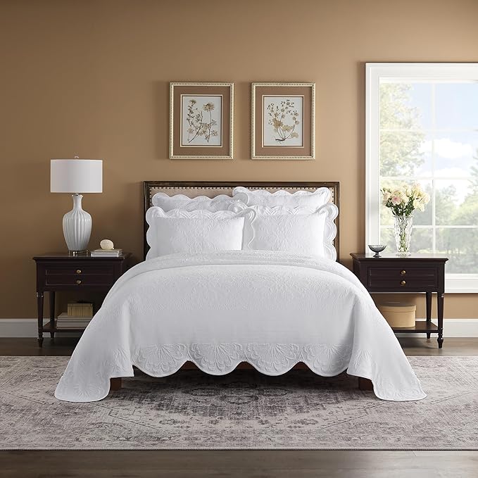 Charleston Estate Modern Farmhouse Floral Matelasse Coverlet with Scalloped Edges, 100% Cotton Breathable Bedding, King/Cal King, White Floral