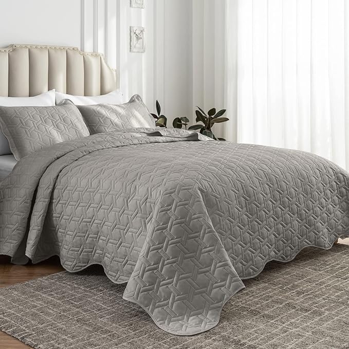 Auemtyn King Size Quilt Set, 3-Piece Lightweight All-Season Bedspread with Pillow Shams, Soft Breathable Microfiber, Reversible Pattern, Easy Care (Grey, Geometric Pattern) | Reversible design, Quilted construction, Machine washable, Skin-friendly feel...