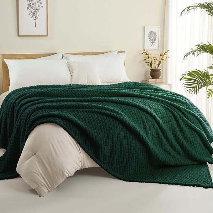 Exclusivo Mezcla Queen Size Fleece Blanket for Bed, Extra Soft Warm Decorative Fuzzy Blanket for Women, Lightweight Cozy Bedding Blankets, 90x90 Inches, Forest Green
