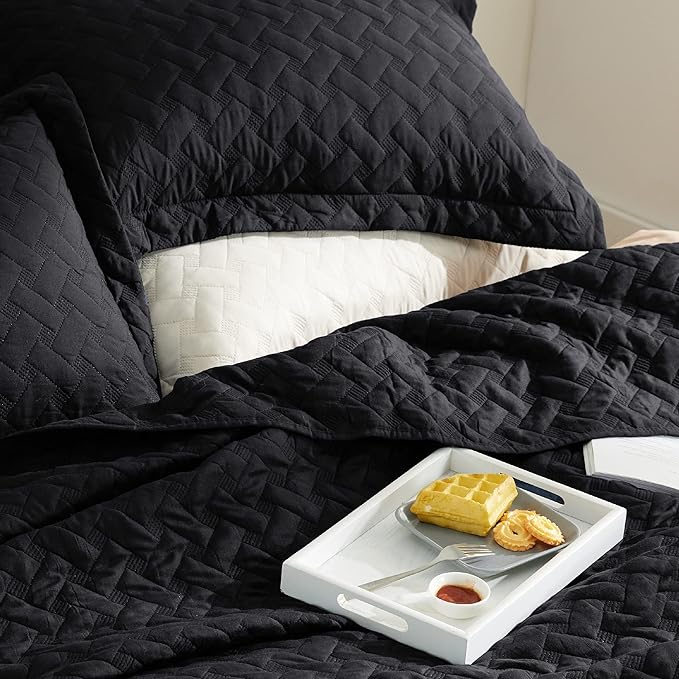 Bedsure Quilts King Size - Lightweight Bedspreads King Size with Basket Weave Pattern, Soft Quilt Bedding, Black Comforter Coverlet for All Seasons (106" x 96")