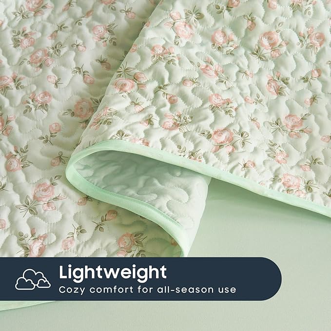 Wake In Cloud - Floral Quilt Set, Coquette Cottagecore Shabby Chic Flower Pattern for Women Teen Girls, Reversible Lightweight Bedspread Coverlet, 3 Pieces, Green Pink, Queen/Full Size