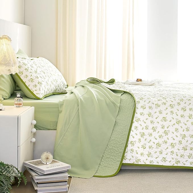 Wake In Cloud - Floral Quilt Set, Coquette Cottagecore Shabby Chic Flower Pattern for Women Teen Girls, Reversible Lightweight Bedspread Coverlet, 3 Pieces, White Green, Queen/Full Size