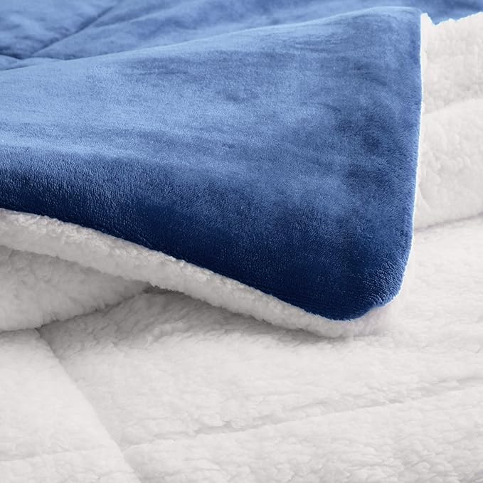 Amazon Basics 3 Piece Bedding Set, Micromink Sherpa, Ultra-Soft, Warm All Season Comforter, King, Navy Blue, Solid