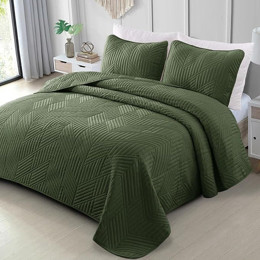 Exclusivo Mezcla Ultrasonic King Quilt Bedding Set, Lightweight Olive Green Bedspreads Soft Modern Geometric Coverlet Set for All Seasons (1 Quilt and 2 Pillow Shams)