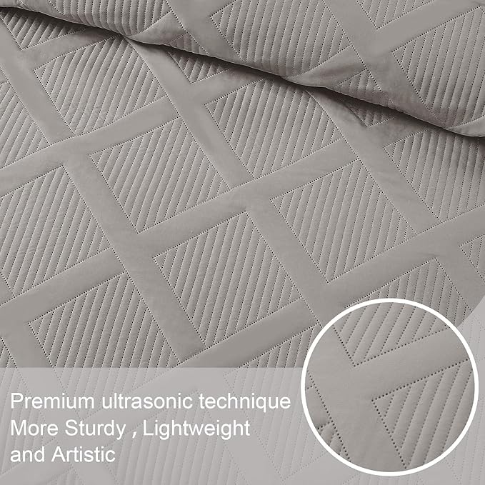 Exclusivo Mezcla King Quilt Set- Light Grey Quilts Bedding Set with 2 Pillow Shams, Modern King Bedspread with Striped Pattern, Soft Lightweight Bedspreads Coverlets for All Seasons
