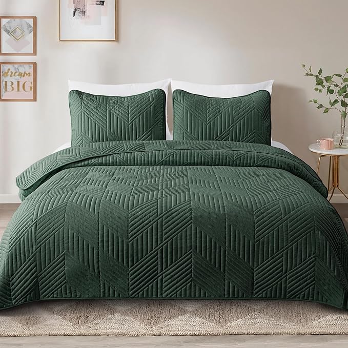 Exclusivo Mezcla California King Quilt Bedding Set, Lightweight Green Oversized King Bedspreads Soft Modern Geometric Coverlet Set for All Seasons (1 Quilt and 2 Pillow Shams)