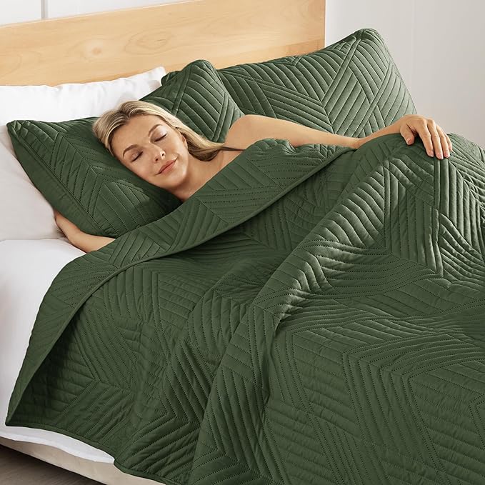 Exclusivo Mezcla California King Quilt Bedding Set, Lightweight Olive Green Oversized King Bedspreads Soft Modern Geometric Coverlet Set for All Seasons (1 Quilt and 2 Pillow Shams)