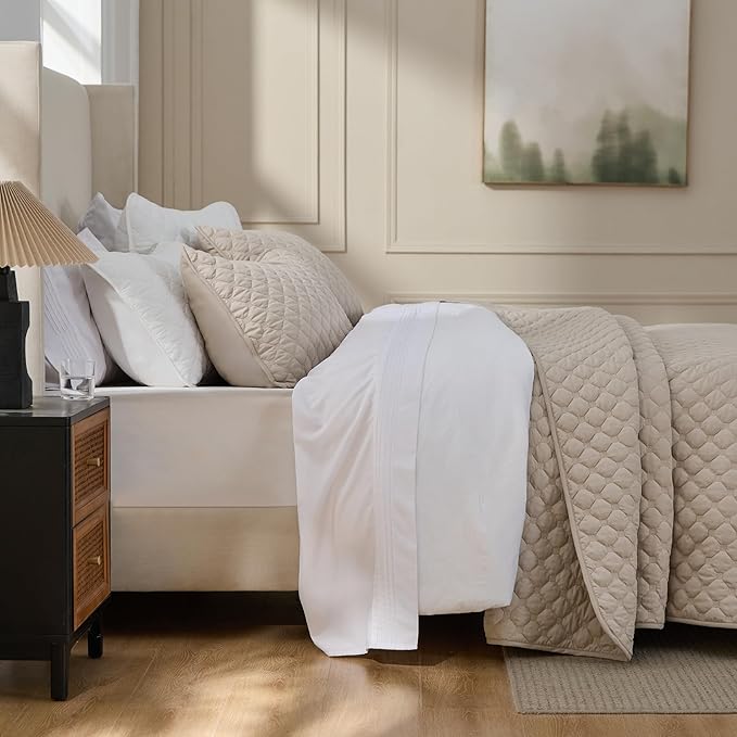 Bedsure Quilts Queen Size - Lightweight Bedspreads Queen Size with Classic Honeycomb Quilting, Soft Quilt Bedding Set, Taupe Comforter Set Coverlet for All Seasons with 2 Pillow Shams (90" x 96")