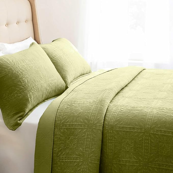 Hearth & Harbor King Quilt Set – All-Season Lightweight Bedspread & Coverlet with Pinsonic Weave - 7 Piece King Quilt Set with Pillow Shams, Olive Green - King Grid