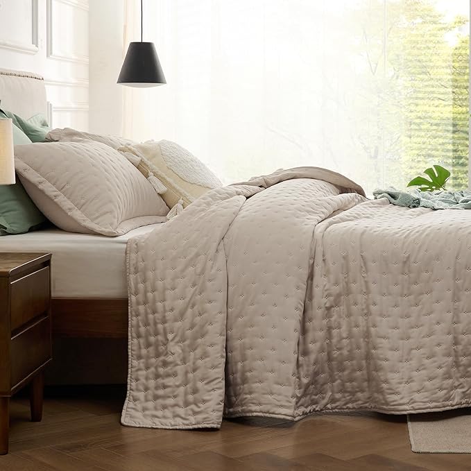 Bedsure Twin Quilt Bedding Set - Soft Ultrasonic Twin XL Bedspread - Light Camel Coverlet Quilted Bedding - Lightweight Comforter Set for All Seasons (Includes 1 Pillow Sham)