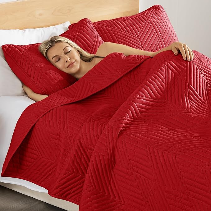 Exclusivo Mezcla California King Quilt Bedding Set, Lightweight Red Oversized King Bedspreads Soft Modern Geometric Coverlet Set for All Seasons (1 Quilt and 2 Pillow Shams)