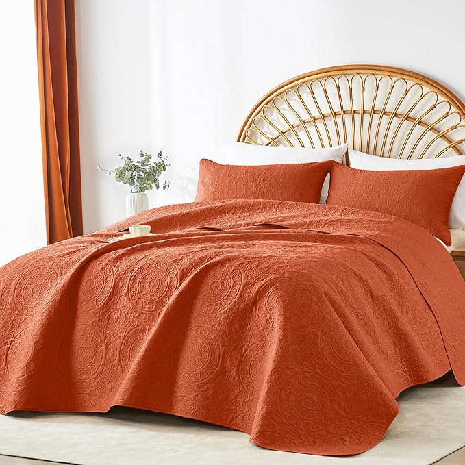 WURUIBO Burnt Orange Quilt Set King/Cal King Size, Embossing Microfiber Bedspreads with Pillow Sham, Ligthweight Breathable Thin Coverlet, Reversible Bedding Set for All Season(1 Quilt,2 Pillow Shams)