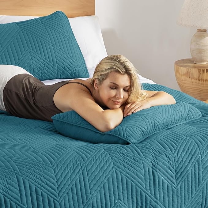 Exclusivo Mezcla Ultrasonic King Quilt Bedding Set, Lightweight Teal Bedspreads Soft Modern Geometric Coverlet Set for All Seasons (1 Quilt and 2 Pillow Shams)