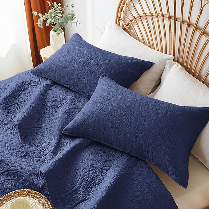 WURUIBO Navy Blue Quilt Set Queen Size, Embossing Microfiber Full Bedspreads with Pillow Sham, Ligthweight Breathable Thin Coverlet, Reversible Bedding Set for All Season (1 Quilt, 2 Pillow Shams)