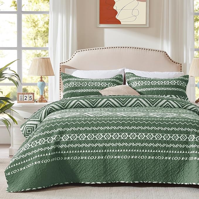 LEAONME 3 Pieces King Size Olive Green Quilt Set with Checkered Pattern Lightweight Oversized Bedspread 98''x106'' Soft Coverlet Warm Bed Cover for All Seasons (1 Quilt, 2 Pillow Shams)