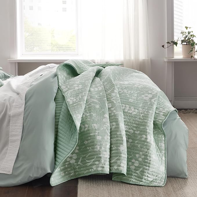 Bedsure Floral Quilt King - Reversible Mint Green Botanical Quilt Bedding Lightweight Bedspread, Soft Microfiber Coverlet for All Seasons (106"x96")