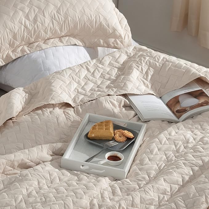 Bedsure Quilts King Size - Lightweight Bedspreads King Size with Basket Weave Pattern, Soft Quilt Bedding, Beige Comforter Coverlet for All Seasons (106" x 96")