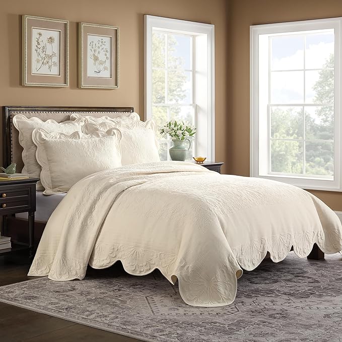 Charleston Estate Modern Farmhouse Floral Matelasse Bedspread with Scalloped Edges, 100% Cotton Breathable Bedding, King/Cal King, Ivory Floral
