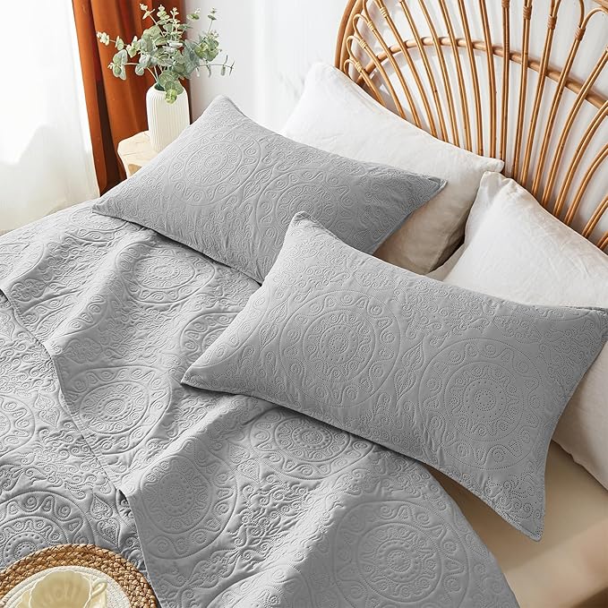 WURUIBO Light Gray Quilt Set Queen Size, Embossing Microfiber Full Bedspreads with Pillow Sham, Ligthweight Breathable Thin Coverlet, Reversible Bedding Set for All Season (1 Quilt, 2 Pillow Shams)