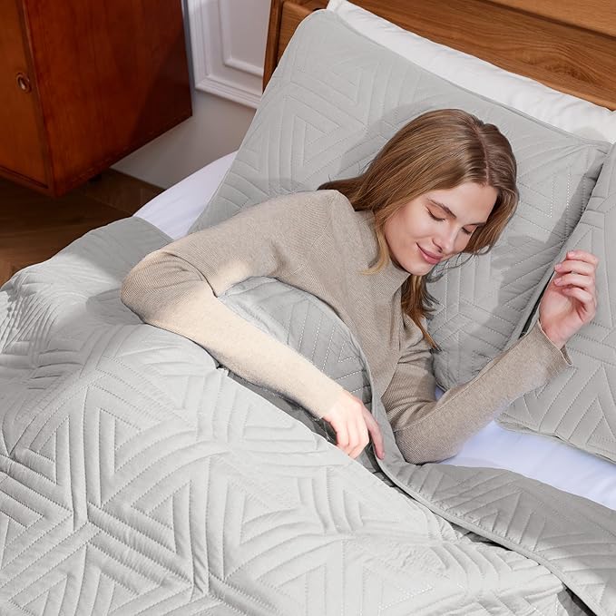 Whale Flotilla Soft California King Size Quilt Set for All Seasons, 3-Piece Ultrasonic Bedding Set, Lightweight Reversible Bedspread, Coverlet, Bed Cover with 2 Pillow Shams, Lightgrey