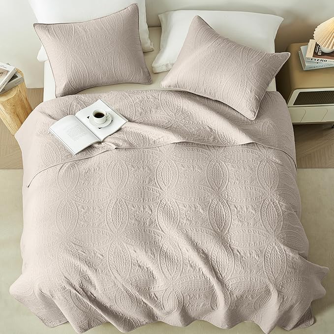 akkialla Taupe King/Cal King Quilt Set, Ultrasonic Lightweight Bedspread Coverlet for Modern Minimalist Bedroom, Soft Microfiber Coin Pattern Bedding, 3-Piece (1 Quilt, 2 Pillow Shams) | Breathable fabric