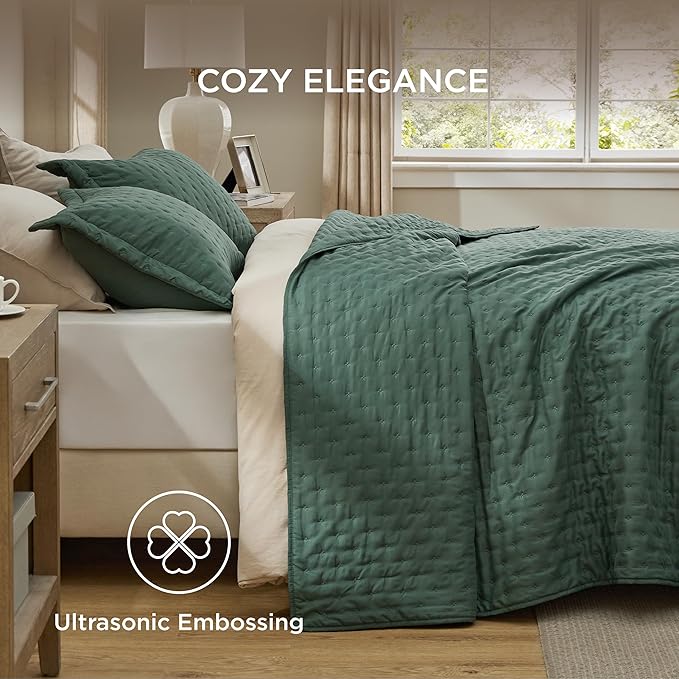 Bedsure King Quilt - Dark Green Bedspread King Size & Lightweight Comforter, Modern Coverlet with Clover Pattern, Ultra Soft All-Season Bedding, 106 x 96 Inches
