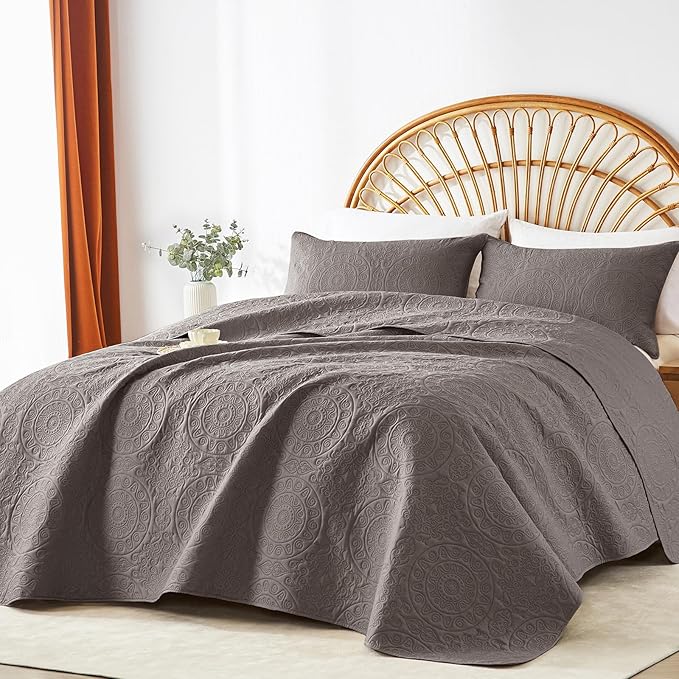 WURUIBO Dark Gray Quilt Set King/Cal King Size, Embossing Microfiber Bedspreads with Pillow Sham, Ligthweight Breathable Thin Coverlet, Reversible Bedding Set for All Season (1 Quilt, 2 Pillow Shams)
