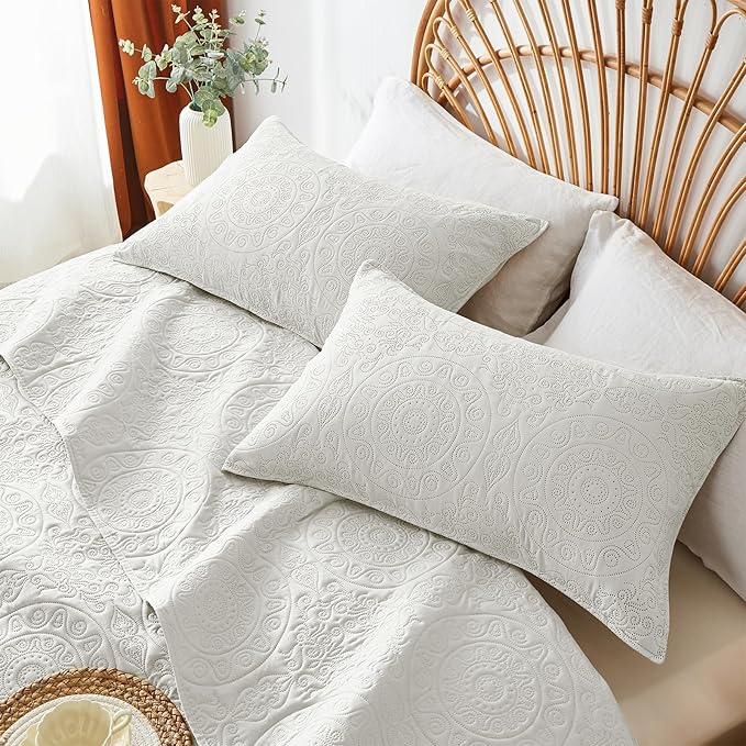 WURUIBO Cream White Quilt Set King/Cal King Size, Embossing Microfiber Bedspreads with Pillow Sham, Ligthweight Breathable Thin Coverlet, Reversible Bedding Set for All Season (1 Quilt,2 Pillow Shams)
