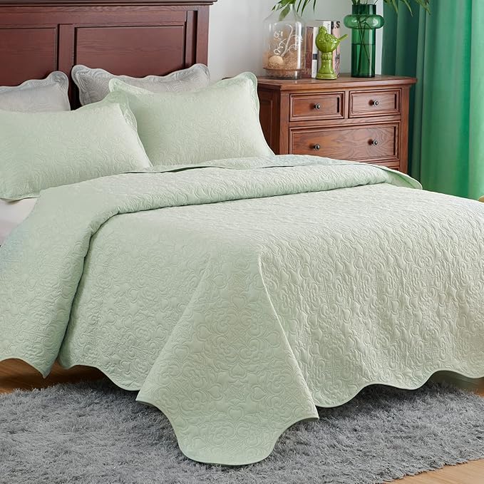 Auemtyn King Size Quilt Set 3 Pieces, Soft Lightweight Summer Bedspread, Reversible Microfiber Bed Coverlet for All Seasons, Light Green, Heart-Floral Pattern (1 Quilt, 2 Pillow Shams)