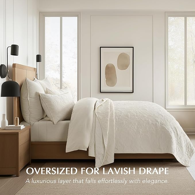 EVERGRACE Luxury Pearl Velvet Quilt Set Queen Size 3 Pieces, Soft Paisley-Stitch Velvet Comforter Set with Pillow Shams, Lightweight Bedspread Coverlet Bedding Set, Cream (Subtle Yellow Hues)