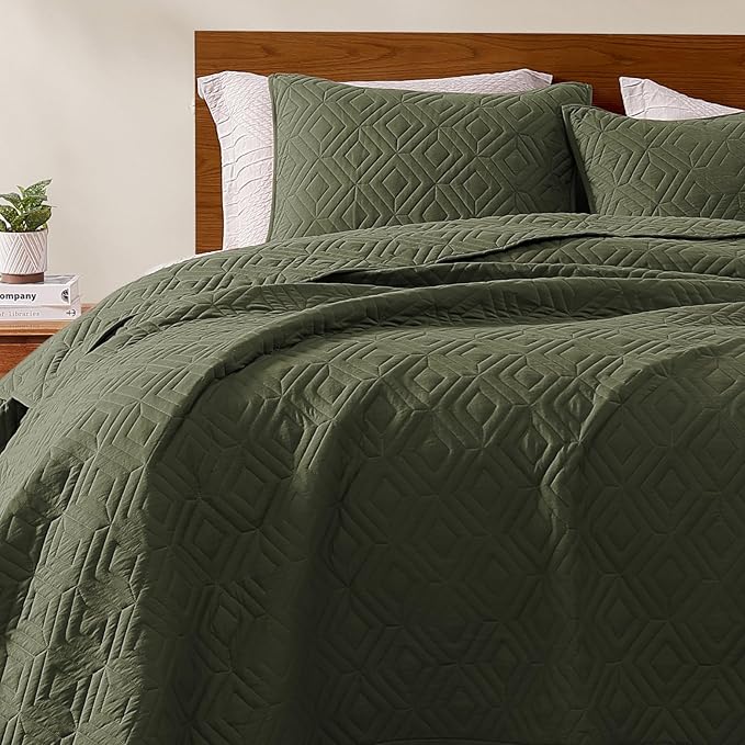 WRENSONGE Queen Quilt-3 Pieces Geometric Olive Green Bedspreads Queen Size Quilt Bedding Set for All Seasons, Soft Summer Coverlet with 2 Pillow Shams Suitable for Bed, Couch, Quilted Blanket