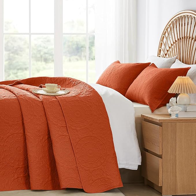 WURUIBO Burnt Orange Quilt Set King/Cal King Size, Embossing Microfiber Bedspreads with Pillow Sham, Ligthweight Breathable Thin Coverlet, Reversible Bedding Set for All Season(1 Quilt,2 Pillow Shams)
