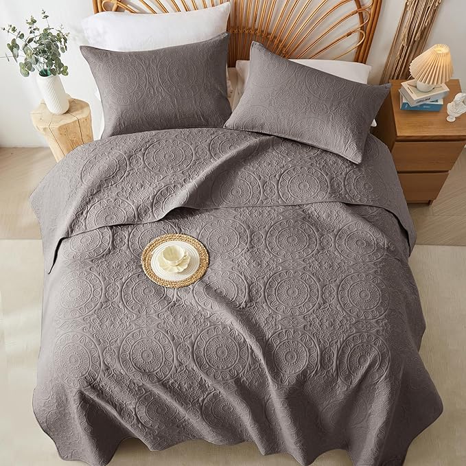 WURUIBO Dark Gray Quilt Set King/Cal King Size, Embossing Microfiber Bedspreads with Pillow Sham, Ligthweight Breathable Thin Coverlet, Reversible Bedding Set for All Season (1 Quilt, 2 Pillow Shams)