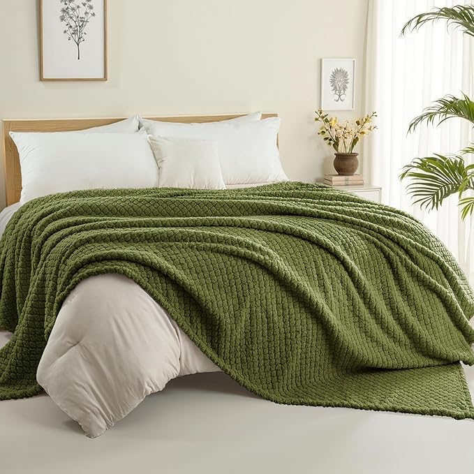 Exclusivo Mezcla Queen Size Fleece Blanket for Bed, Extra Soft Warm Decorative Fuzzy Blanket for Women, Lightweight Cozy Bedding Blankets, 90x90 Inches, Olive Green