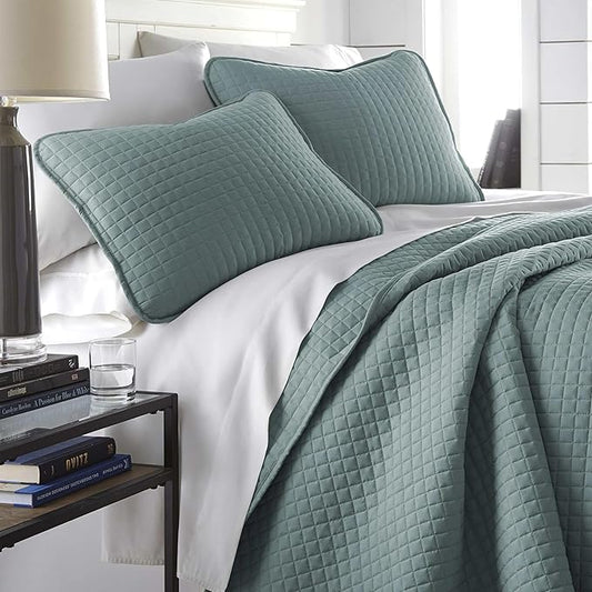 Southshore Fine Living, Inc. Oversized King Quilt Bedding Set, Soft Microfiber, Stain and Pet Hair Resistant Bedding, California/King Size Quilt Coverlet Bedspread Set with 2 Shams, Steel Blue (Teal)