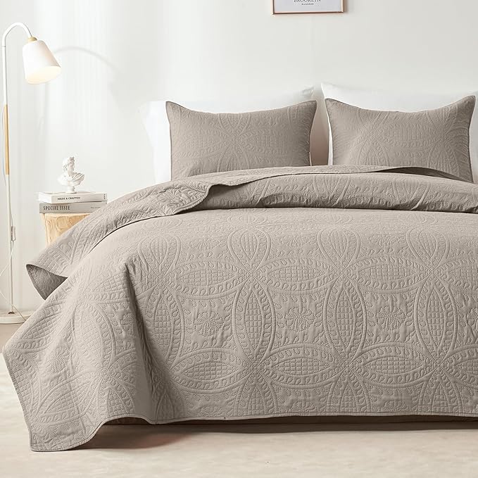 akkialla Taupe Full/Queen Quilt Set, Ultrasonic Lightweight Bedspread Coverlet for Modern Minimalist Bedroom, Soft Microfiber Coin Pattern Bedding, 3-Piece (1 Quilt, 2 Pillow Shams) | Breathable fabric