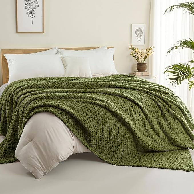 Exclusivo Mezcla King Size Fleece Blanket for Bed, Extra Soft Warm Decorative Fuzzy Blanket for Women, Lightweight Cozy Bedding Blankets, 90x104 Inches, Olive Green