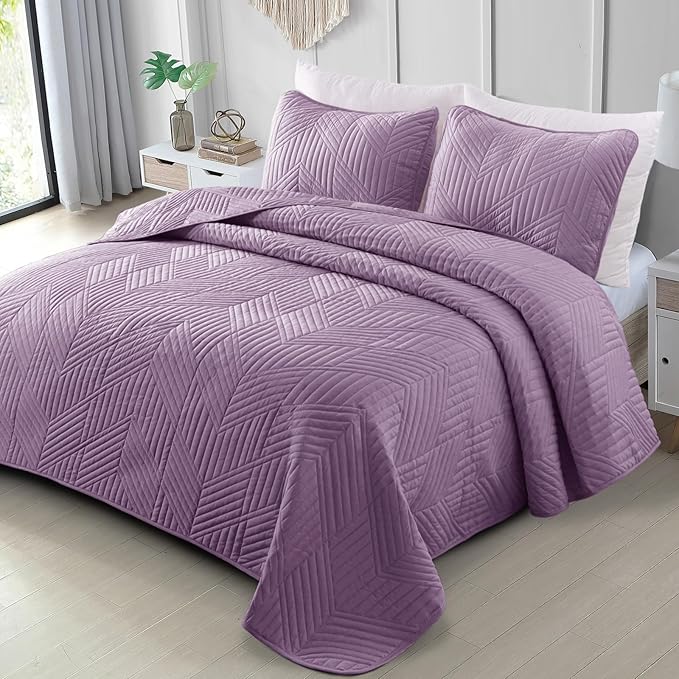 Exclusivo Mezcla Ultrasonic King Quilt Bedding Set, Lightweight Dusty Lavender Bedspreads Soft Modern Geometric Coverlet Set for All Seasons (1 Quilt and 2 Pillow Shams)