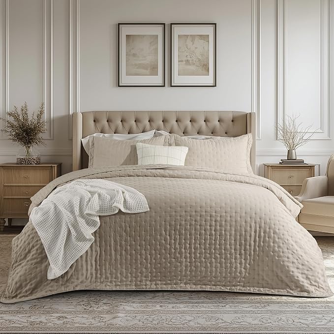 Bedsure King Quilt - Taupe Bedspread King Size & Lightweight Comforter, Modern Farmhouse Coverlet with Clover Pattern, Ultra Soft All-Season Bedding, 106 x 96 Inches