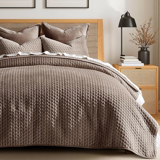 EVERGRACE Luxury Velvet Quilt Set King Size 3 Piece, Soft Cross-Stitch Velvet Comforter Set with Pillow Shams, Lightweight Coverlet Bedspread Bedding Set for All Seasons, Mushroom Brown