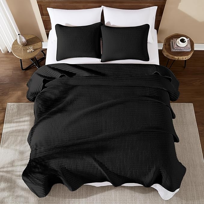 WRENSONGE King Size Quilt-3 Pieces Lightweight Black Bedspreads King Quilt Bedding Set for All Seasons, Soft Summer Coverlet with 2 Pillow Shams Suitable for Bed, Couch, Quilt Blanket