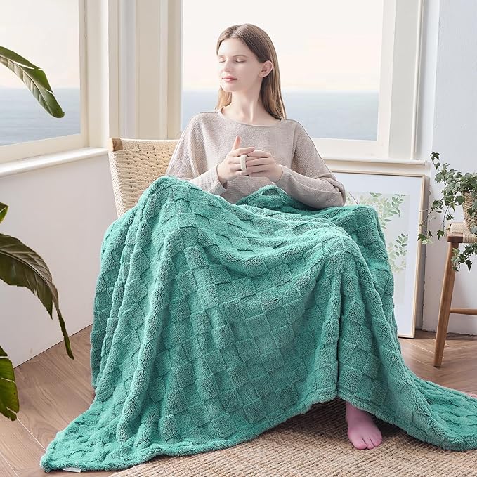 NEWCOSPLAY Super Soft Throw Blanket Mint Green Premium Silky Flannel Fleece 3D Checkered Lightweight Bed Blanket All Season Use (Mint Green Checkered, Throw(50"x70"))
