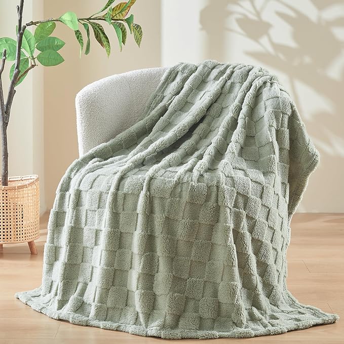 NEWCOSPLAY Super Soft Twin Blanket Sage Green Premium Silky Flannel Fleece 3D Checkered Lightweight Bed Blanket All Season Use (Sage Green Checkered, Twin(60"x80"))