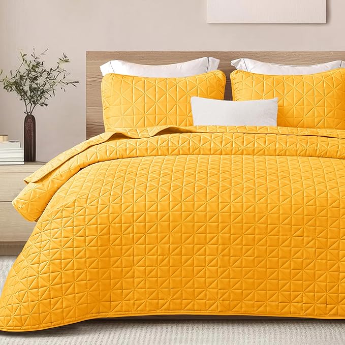 Exclusivo Mezcla Quilts Queen Size Bedding Set with Stitched Grid Pattern, Lightweight Summer Yellow Bedspreads Coverlets Bed Cover for All Seasons (1 Quilt and 2 Pillow Shams)