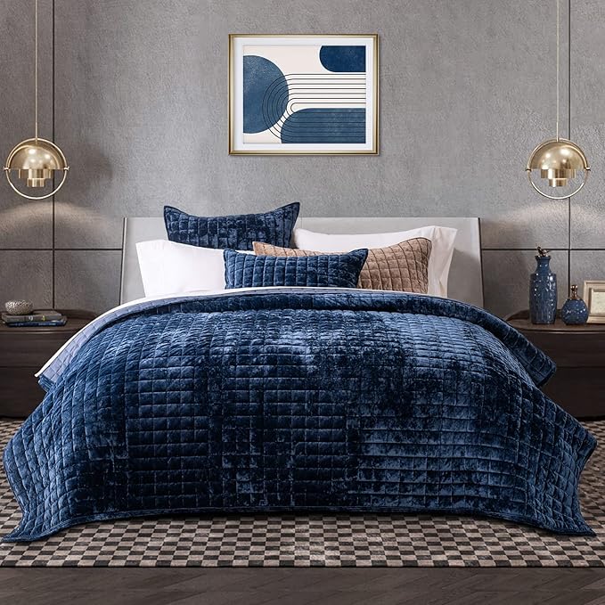RECYCO Luxury Velvet Quilt Set, California King 118'' x 106'' Oversized Bedspread, Ultra Soft Velvet Comforter, Lightweight Box Stitch Bedding Sets for All Season, with 2 Shams, Navy Blue