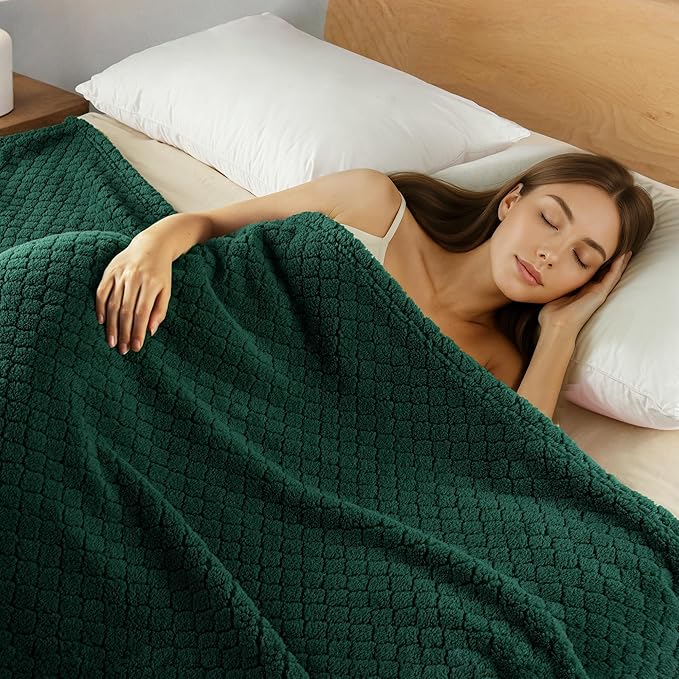 Exclusivo Mezcla Twin Size Fleece Blanket for Bed, Extra Soft Warm Decorative Fuzzy Blanket for Women, Lightweight Cozy Bedding Blankets, 60x80 Inches, Forest Green