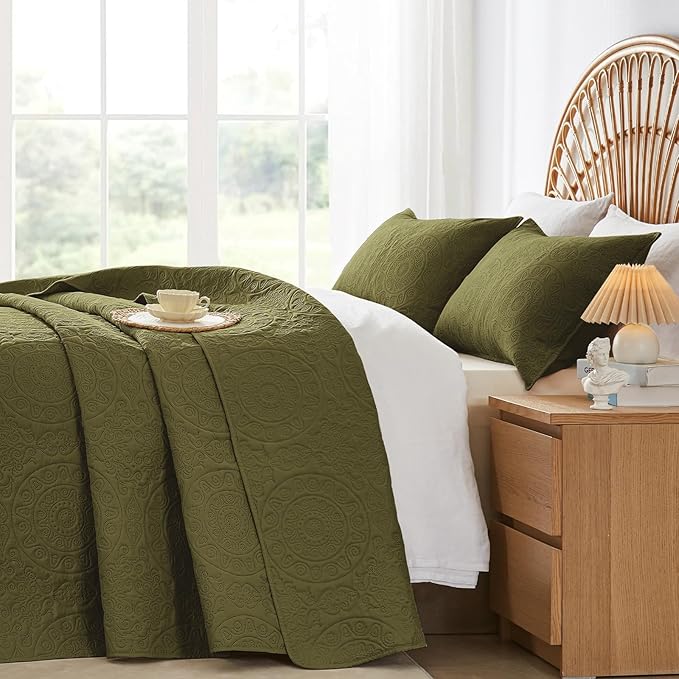 WURUIBO Olive Green Quilt Set Twin Size, Embossing Microfiber Bedspreads with Pillow Sham, Ligthweight Breathable Thin Coverlet, Reversible Bedding Set for All Season (1 Quilt, 1 Pillow Sham)