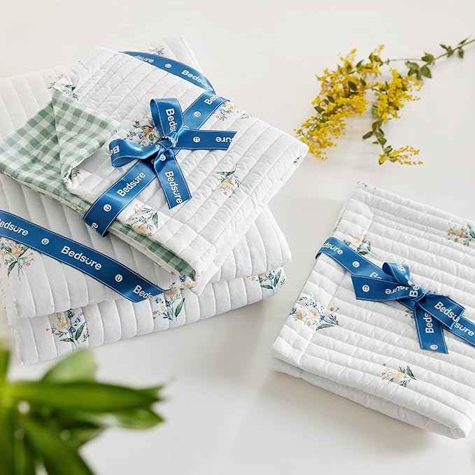 Bedsure Twin Quilt Dorm Bedding - Lightweight Floral Comforter Quilt Twin Extra Long, Green and White Plaid Botanical Bedspread, Reversible Microfiber Coverlet for All Seasons (68"x86")