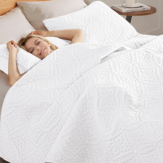 Exclusivo Mezcla California King Quilt Bedding Set, Lightweight Soft Bedspreads Coverlets with 2 Pillow Shams, Modern White Oversized Quilts King Size for All Seasons